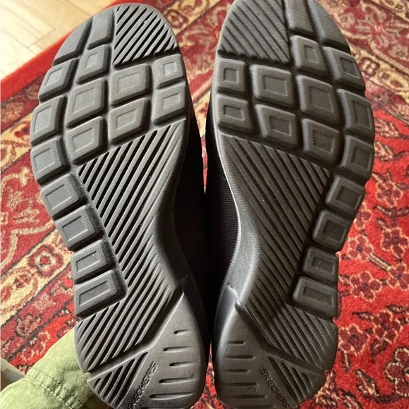 SKECHERS Men’s Black Sneakers Lightweight Great for Travel Sz 10 - Picture 2 of 6
